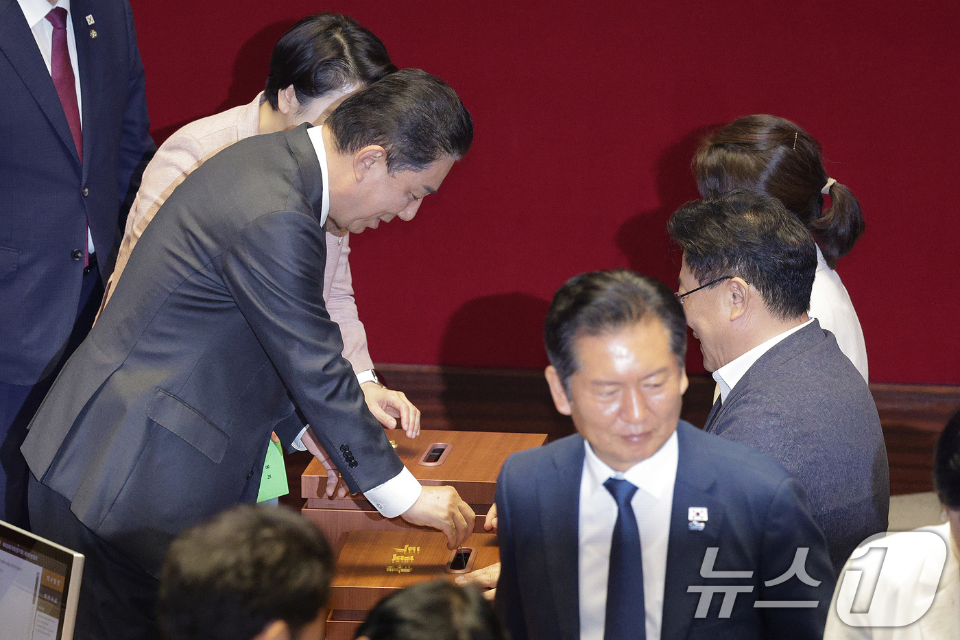 (서울=뉴스1) 신웅수 기자 = 정청래 더불어민주당 대표와 김병기 원내대표가 26일 서울 여의도 국회에서 열린 제429회국회(정기회) 9차 본회의에서 검찰청 폐지를 골자로 한 정부 …