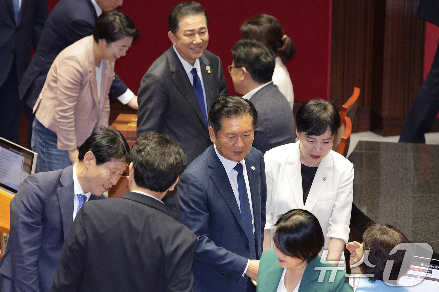 (서울=뉴스1) 신웅수 기자 = 정청래 더불어민주당 대표와 김병기 원내대표가 26일 서울 여의도 국회에서 열린 제429회국회(정기회) 9차 본회의에서 검찰청 폐지를 골자로 한 정부 …