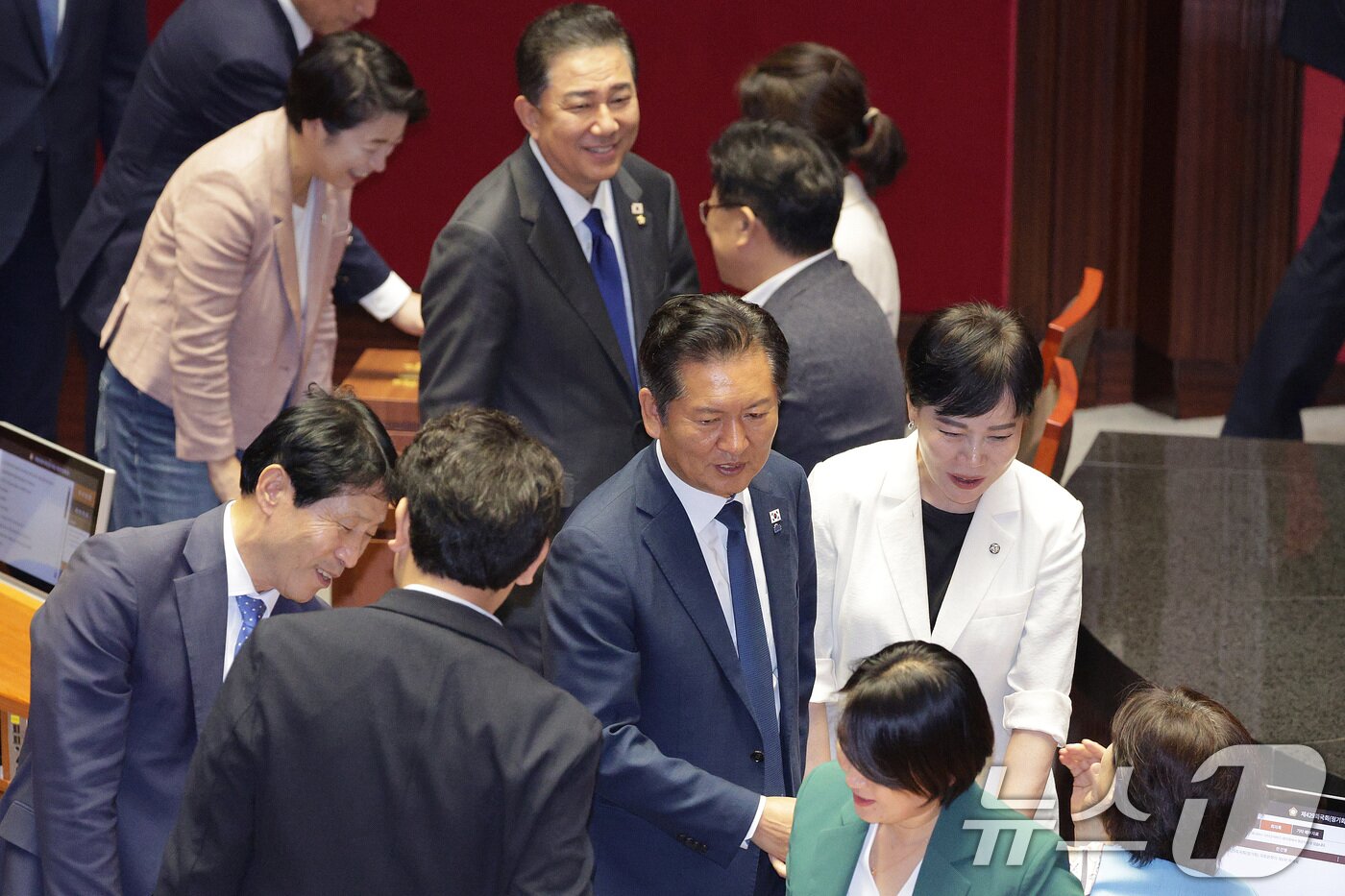 본문 이미지 - 정청래 더불어민주당 대표와 김병기 원내대표가 26일 서울 여의도 국회에서 열린 제429회 국회(정기회) 9차 본회의에서 검찰청 폐지를 골자로 한 정부조직법 일부개정법률안(대안)에 대한 무제한토론(필리버스터) 종결동의의 건의 투표를 마친 후 자리로 돌아가고 있다. 2025.9.26/뉴스1 ⓒ News1 신웅수 기자