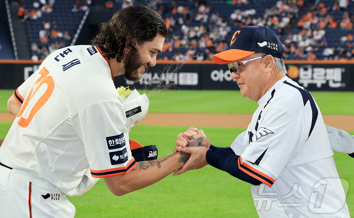 (대전=뉴스1) 김진환 기자 = KBO리그 단일 시즌 최다 탈삼진에 성공한 한화 폰세가 대전 한화생명 볼파크에서 열리는 프로야구 '2025 신한 SOL뱅크 KBO 리그' LG 트윈 …