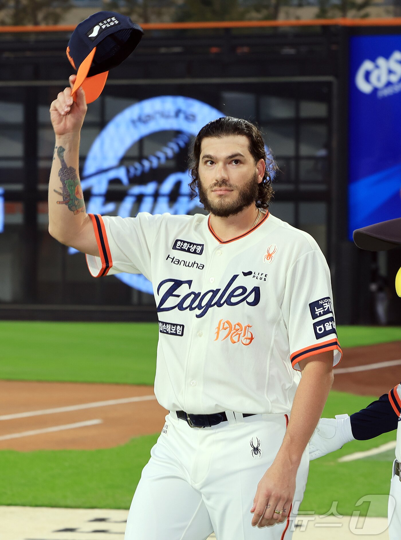 본문 이미지 - KBO리그 단일 시즌 최다 탈삼진에 성공한 한화 폰세가 대전 한화생명 볼파크에서 열리는 프로야구 &#39;2025 신한 SOL뱅크 KBO 리그&#39; LG 트윈스와의 경기를 앞두고 시상식에 참석하며 팬들에게 인사하고 있다. 2025.9.26/뉴스1 ⓒ News1 김진환 기자