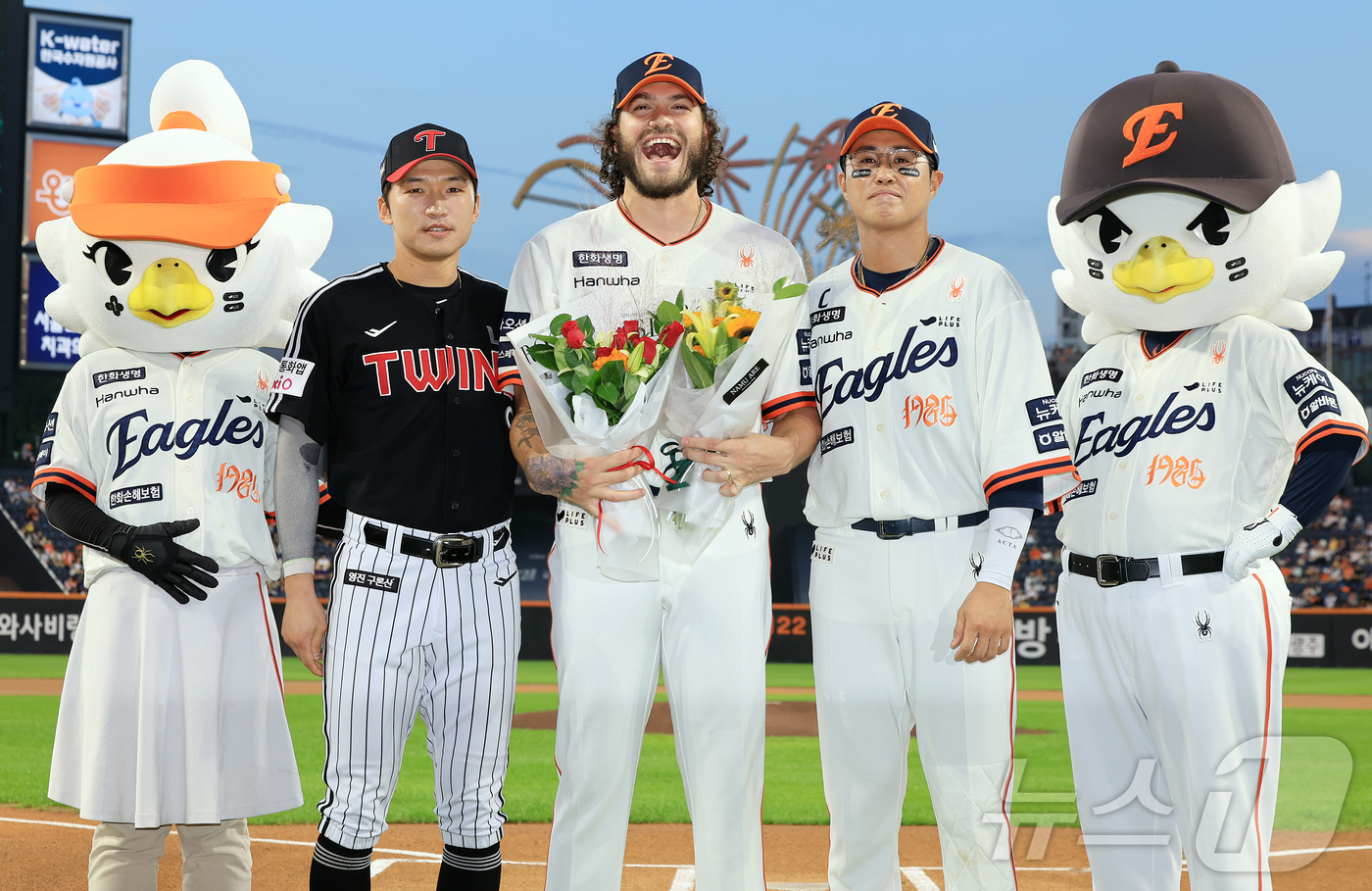 (대전=뉴스1) 김진환 기자 = KBO리그 단일 시즌 최다 탈삼진에 성공한 한화 폰세가 대전 한화생명 볼파크에서 열리는 프로야구 '2025 신한 SOL뱅크 KBO 리그' LG 트윈 …