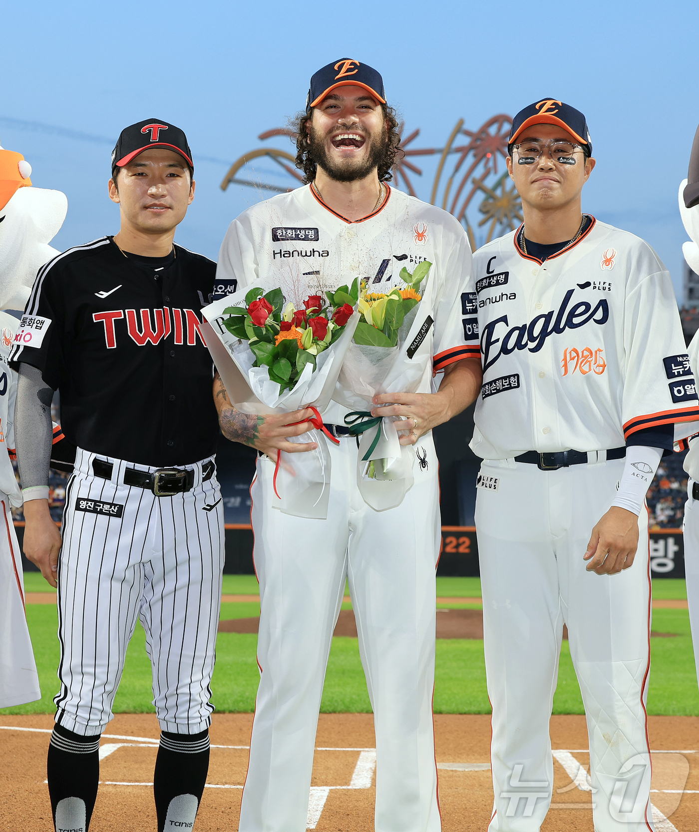 (대전=뉴스1) 김진환 기자 = KBO리그 단일 시즌 최다 탈삼진에 성공한 한화 폰세가 대전 한화생명 볼파크에서 열리는 프로야구 '2025 신한 SOL뱅크 KBO 리그' LG 트윈 …