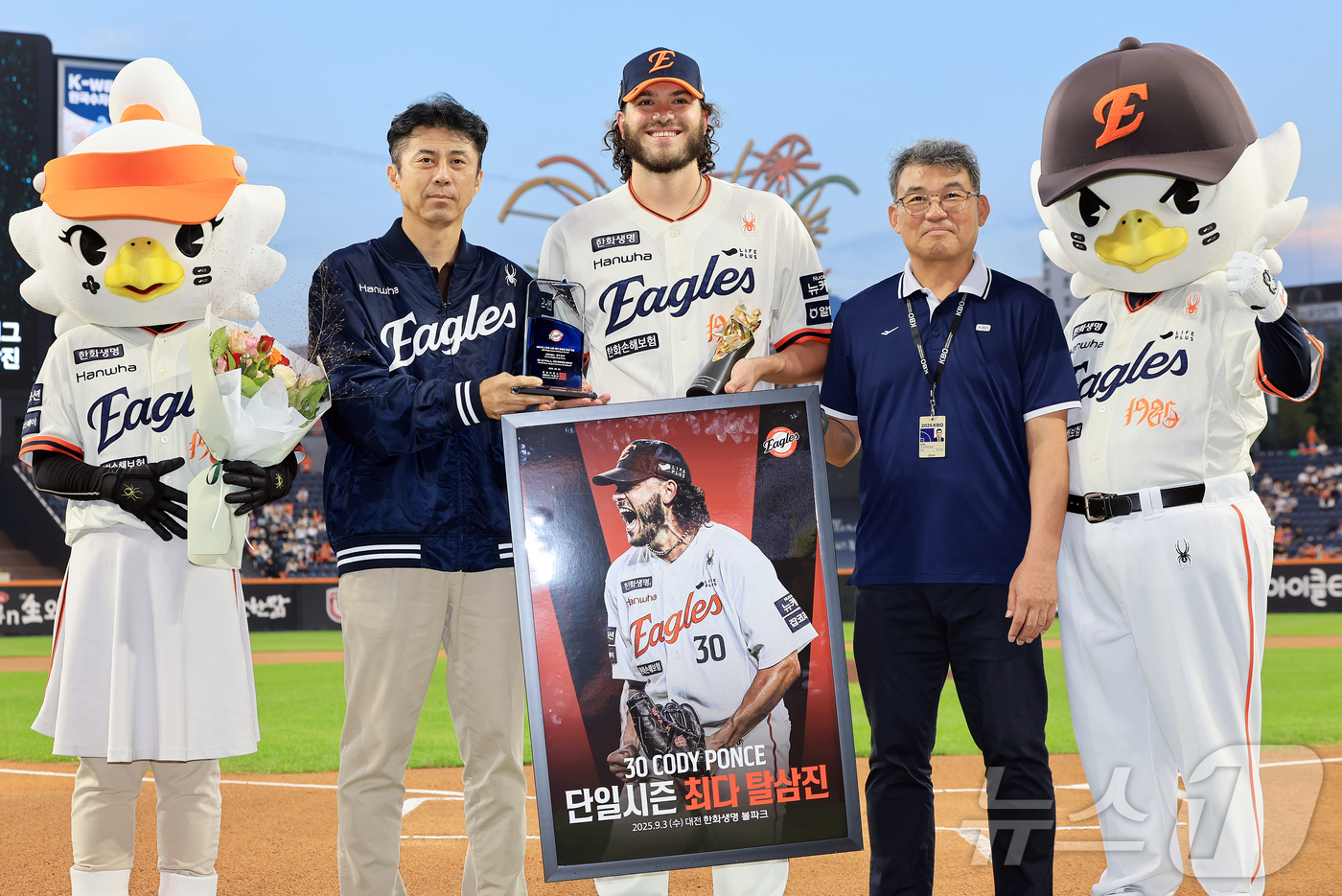 (대전=뉴스1) 김진환 기자 = KBO리그 단일 시즌 최다 탈삼진에 성공한 한화 폰세가 대전 한화생명 볼파크에서 열리는 프로야구 '2025 신한 SOL뱅크 KBO 리그' LG 트윈 …