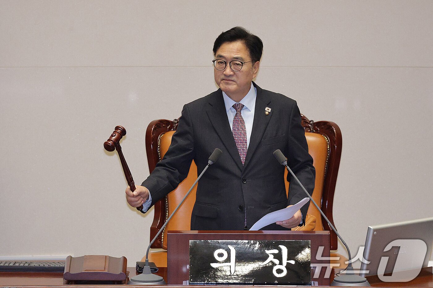 본문 이미지 - 우원식 국회의장이 26일 서울 여의도 국회에서 열린 제429회국회&#40;정기회&#41; 9차 본회의에서 검찰청 폐지를 골자로 한 정부조직법 개정안이 통과되자 의사봉을 두드리고 있다. 2025.9.26/뉴스1 ⓒ News1 신웅수 기자