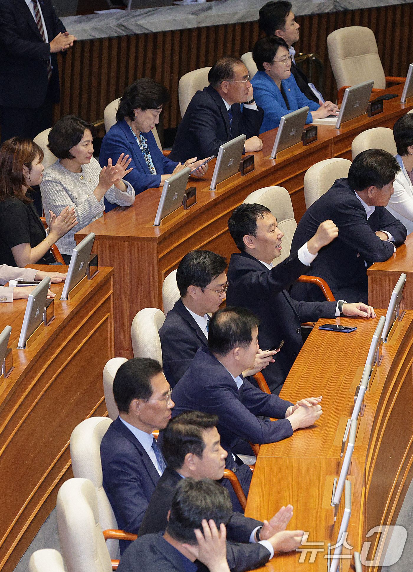 (서울=뉴스1) 신웅수 기자 = 26일 서울 여의도 국회에서 열린 제429회국회(정기회) 9차 본회의에서 검찰청 폐지를 골자로 한 정부조직법 개정안이 통과되자 김용민 의원을 비롯한 …