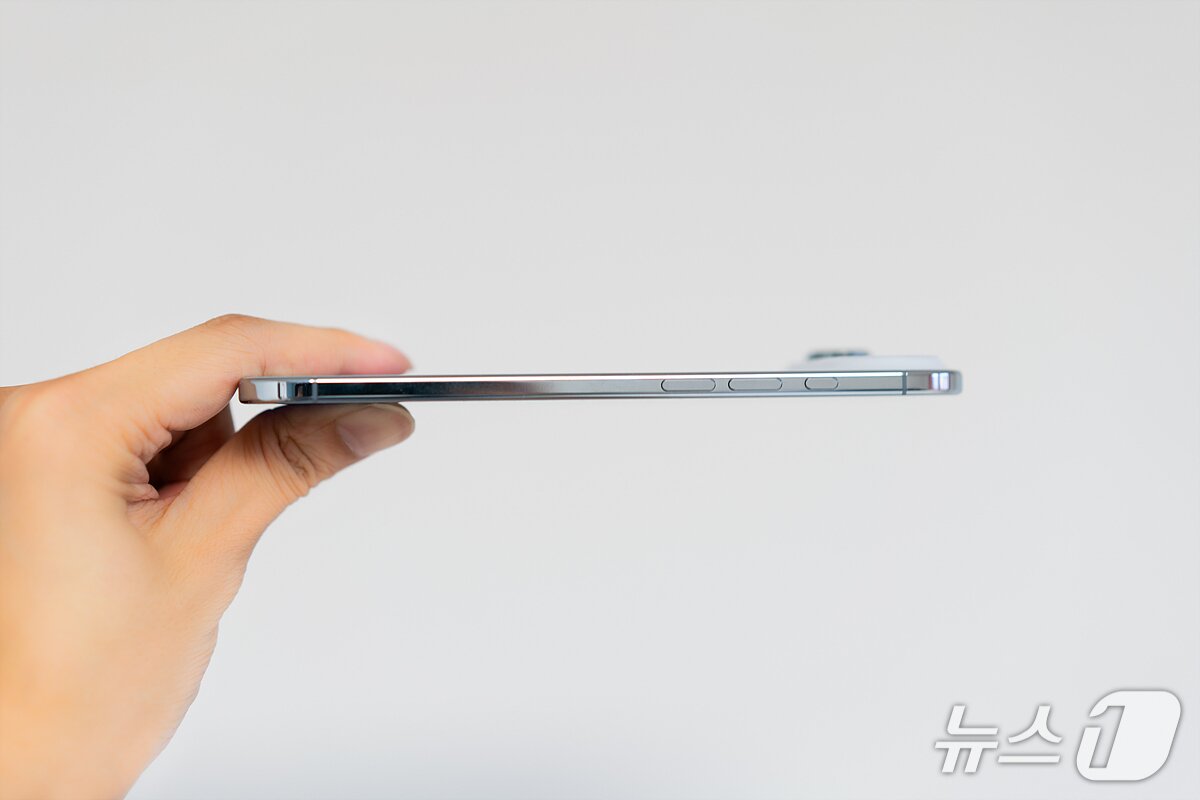 본문 이미지 - 5.6㎜ 얇은 디자인을 자랑하는 &#39;아이폰 에어&#39; 2025.9.26/뉴스1 ⓒ News1 이기범 기자