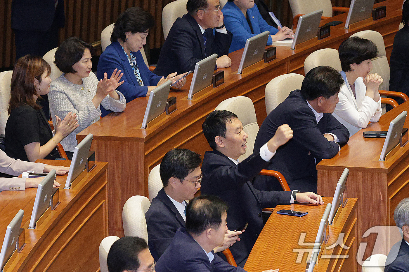 (서울=뉴스1) 신웅수 기자 = 26일 서울 여의도 국회에서 열린 제429회국회(정기회) 9차 본회의에서 검찰청 폐지를 골자로 한 정부조직법 개정안이 통과되자 김용민 의원을 비롯한 …