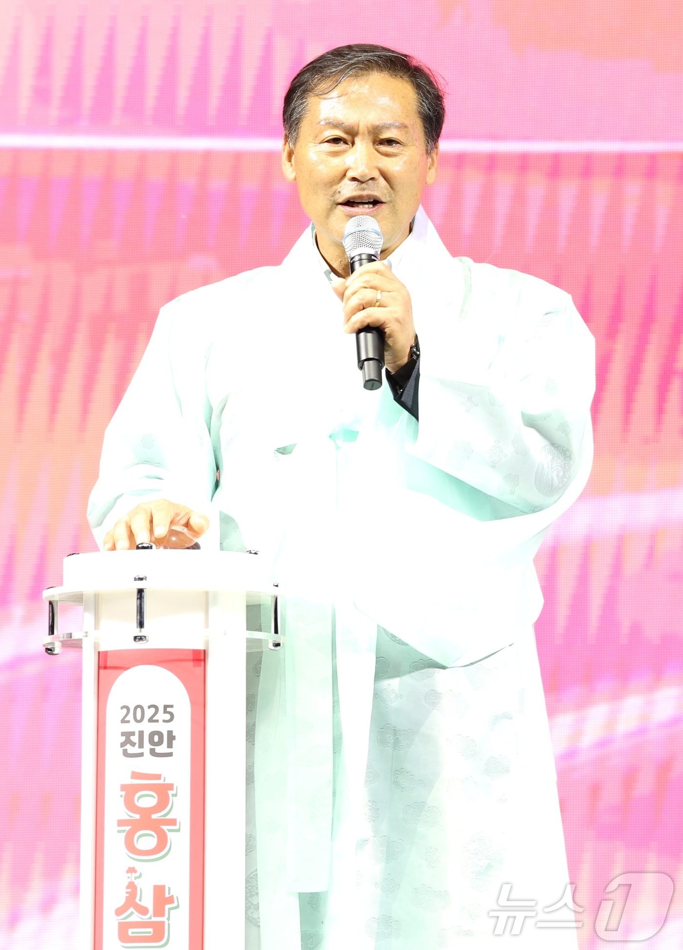 (진안=뉴스1) 유경석 기자 = 전춘성 진안군수가 26일 전북 진안군 마이산북부일원에서 열린 2025 진안 홍삼축제 개막식에서 인사말을 하고 있다. 2025.9.26/뉴스1