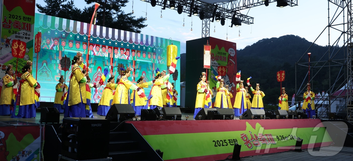 (진안=뉴스1) 유경석 기자 = 2025 진안 홍삼축체 개막식이 열린 26일 전북 진안군 마이산북부일원에서 개막 공연이 펼쳐지고 있다. 2025.9.26/뉴스1