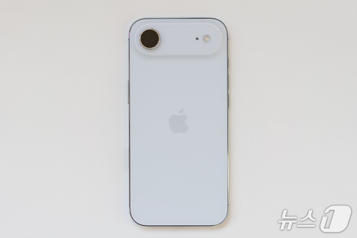 본문 이미지 - &#39;아이폰 에어&#39;는 재미로도 미학적으로도 깔끔하지만, 인류는 아직 &#39;플래토&#39;를 받아들일 준비가 안 됐다. 2025.9.26/뉴스1 ⓒ News1 이기범 기자