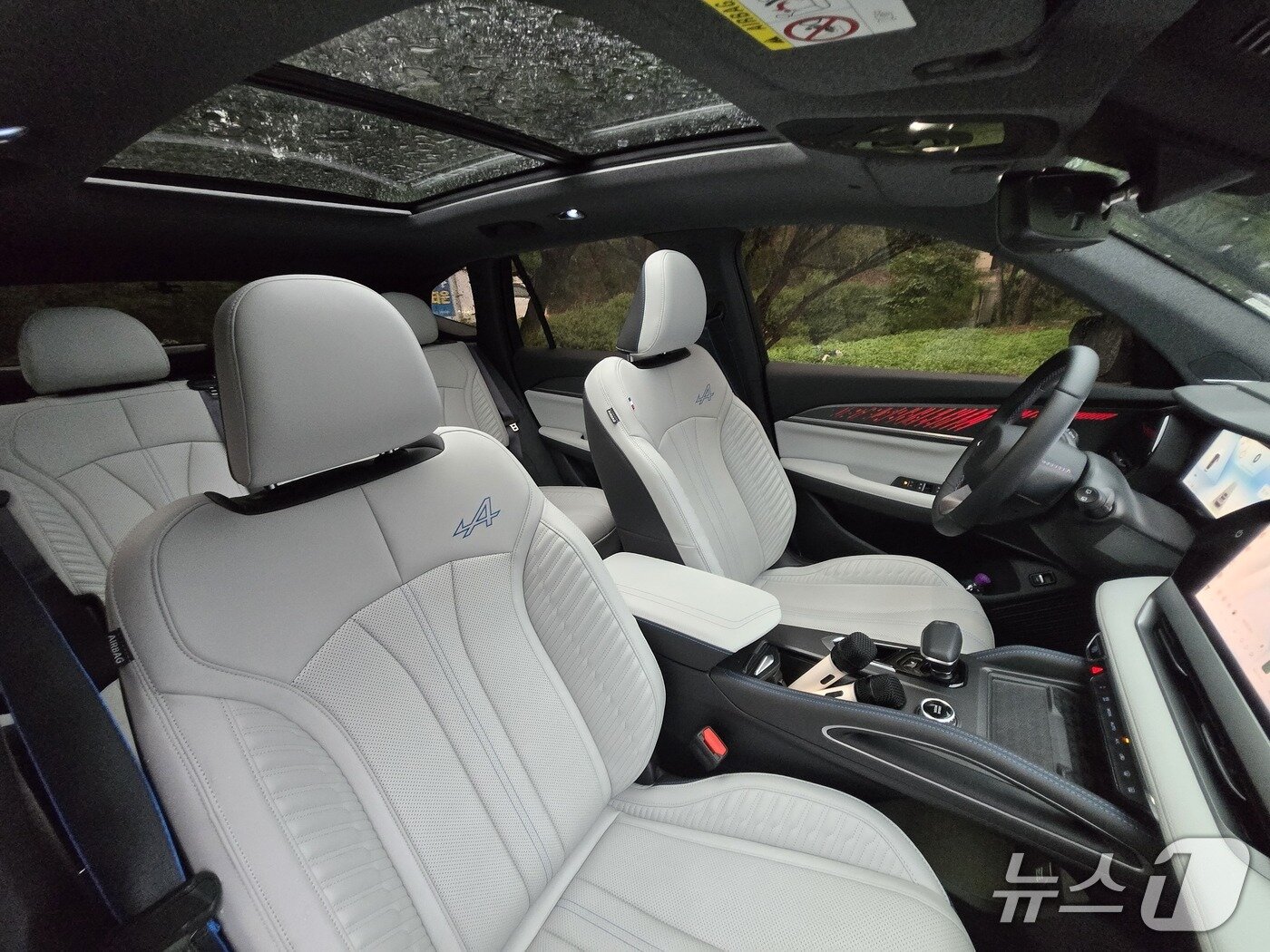 본문 이미지 - 24일 경기 포천에서 촬영한 르노코리아 중형 스포츠유틸리티차&#40;SUV&#41; &#39;그랑 콜레오스&#39; 2026년형 하이브리드 E-테크&#40;Tech&#41; 에스프리 알핀&#39; 트림 내부. 나파 인조 가족의 실내 시트에는 신규 색상인 &#39;퓨어 라이트 그레이&#39;가 적용됐다. 2025.09.24/뉴스1 김성식 기자