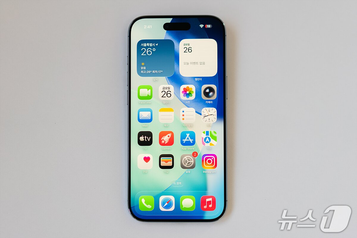 본문 이미지 - 전면은 기존 &#39;아이폰&#39;과 큰 차이가 없다. 2025.9.26/뉴스1 ⓒ News1 이기범 기자