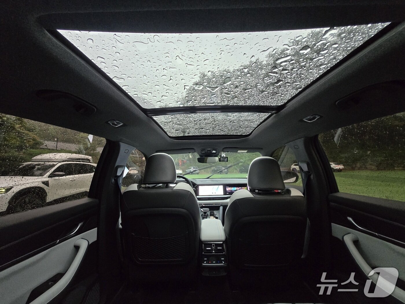 본문 이미지 - 24일 경기 포천에서 촬영한 르노코리아 중형 스포츠유틸리티차&#40;SUV&#41; &#39;그랑 콜레오스&#39; 2026년형 하이브리드 E-테크&#40;Tech&#41; 에스프리 알핀&#39; 트림 내부. 처음으로 선루프가 탑재됐는데, 1열부터 2열까지 유리 패널이 이어진 파노라마 형태다. 2025.09.24/뉴스1 김성식 기자