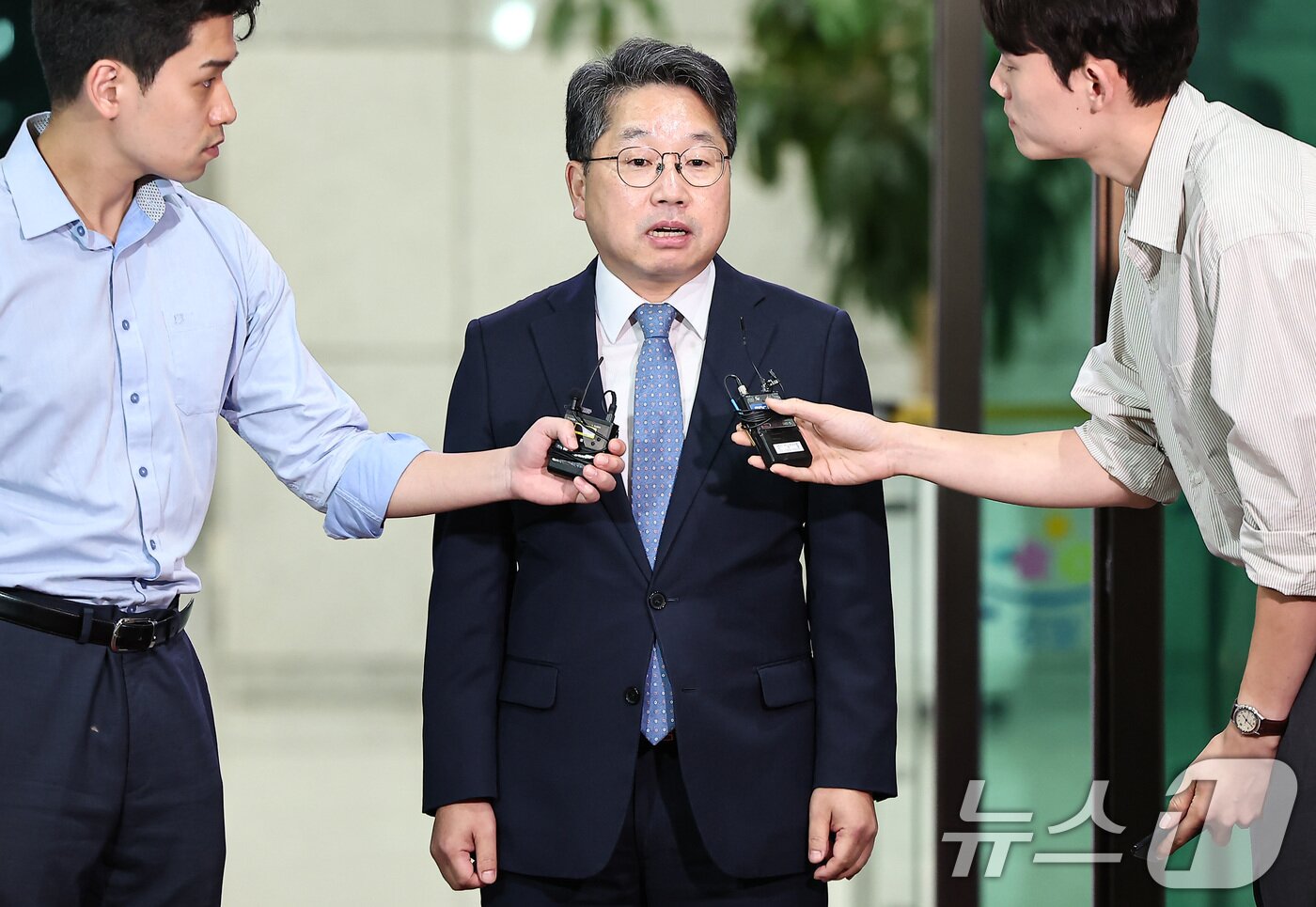 본문 이미지 - 노만석 검찰총장 직무대행이 26일 서울 서초구 대검찰청에서 퇴근하며 검찰청 폐지를 골자로 하는 정부조직법 개정안 국회 본회의 통과에 대한 입장을 밝히고 있다. 2025.9.26/뉴스1 ⓒ News1 김도우 기자