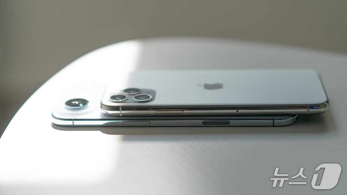 본문 이미지 - &#39;인덕션 디자인&#39;의 원조 &#39;아이폰11 프로&#39;&#40;위&#41;와 &#39;플래토 디자인&#39;을 처음 선보인 &#39;아이폰 에어&#39; 2025.9.26/뉴스1 ⓒ News1 이기범 기자