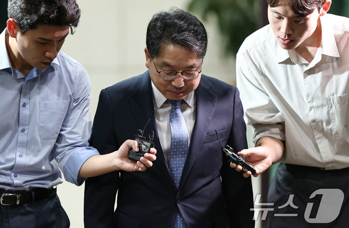 본문 이미지 - 노만석 검찰총장 직무대행이 26일 서울 서초구 대검찰청에서 퇴근하며 검찰청 폐지를 골자로 하는 정부조직법 개정안 국회 본회의 통과에 대한 입장을 밝힌 후 청사를 나서고 있다./뉴스1 ⓒ News1 김도우 기자