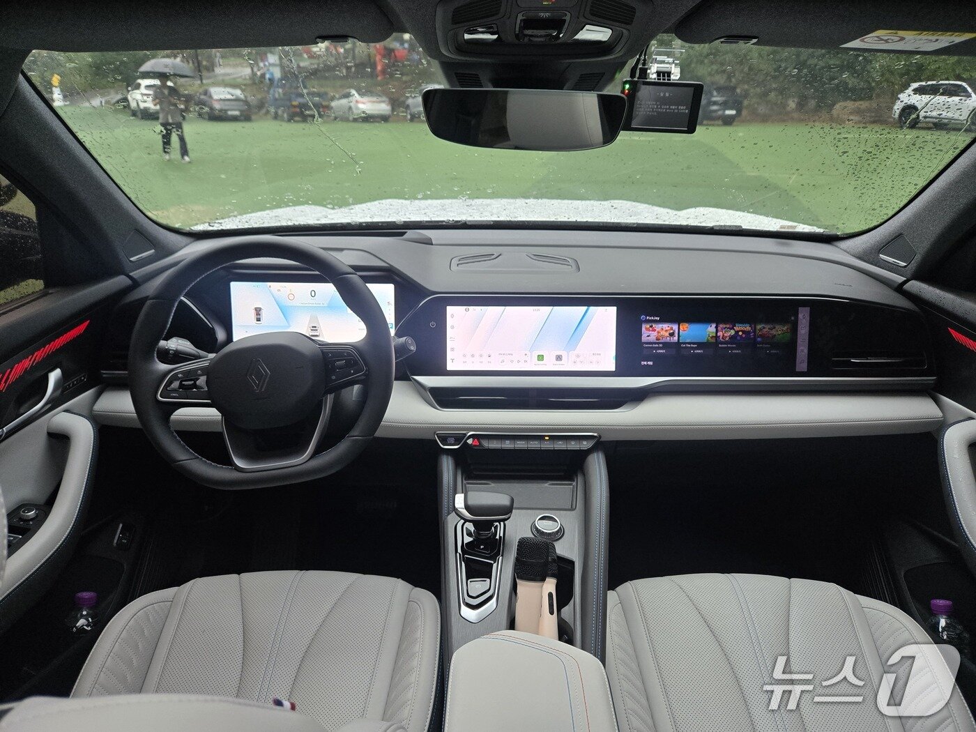 본문 이미지 - 24일 경기 포천에서 촬영한 르노코리아 중형 스포츠유틸리티차&#40;SUV&#41; &#39;그랑 콜레오스&#39; 2026년형 하이브리드 E-테크&#40;Tech&#41; 에스프리 알핀&#39; 트림 내부. 2025년형과 동일하게 운전석과 센터패시아, 조수석에 각각 12.3인치 디스플레이가 들어가는 &#39;오픈&#40;Open&#41; R 파노라마 스크린&#39;이 적용됐다. 2025.09.24/뉴스1 김성식