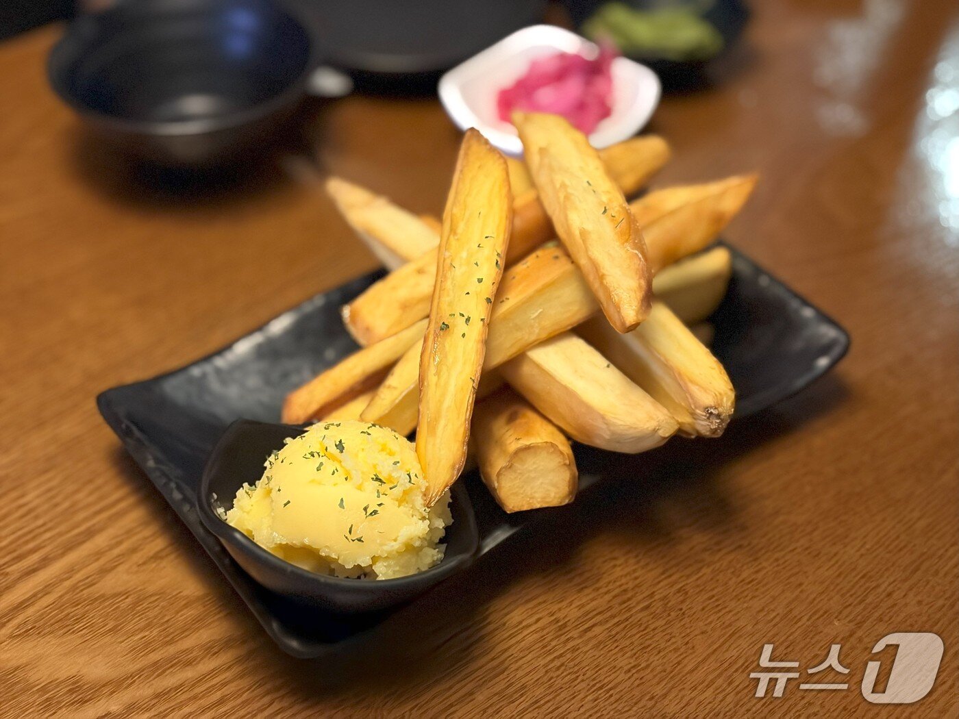 본문 이미지 - &#39;싱글 카메라&#39;이지만 &#39;인물사진&#39; 모드도 적용된다. 고구마 스틱은 맛있다. 2025.9.26/뉴스1 ⓒ News1 이기범 기자