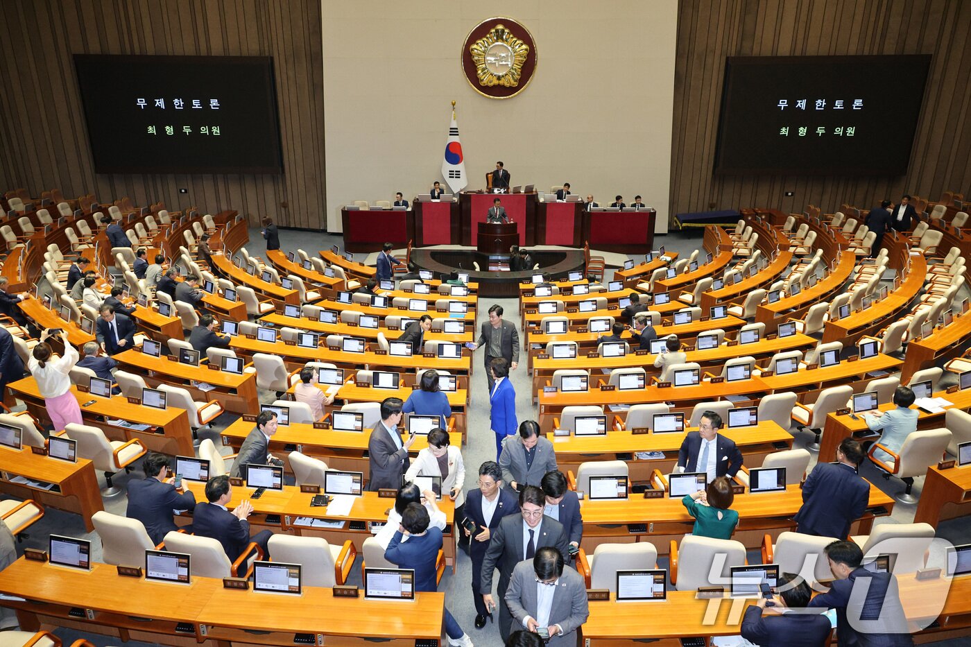 본문 이미지 - 최형두 국민의힘 의원이 26일 서울 여의도 국회에서 열린 제429회국회&#40;정기회&#41; 9차 본회의에서 방송미디어통신위원회의 설치 및 운영에 관한 법률안&#40;대안&#41;에 무제한 토론&#40;필리버스터&#41;을 시작하자 더불어민주당 의원들이 본회의장을 나서고 있다. 2025.9.26/뉴스1 ⓒ News1 신웅수 기자