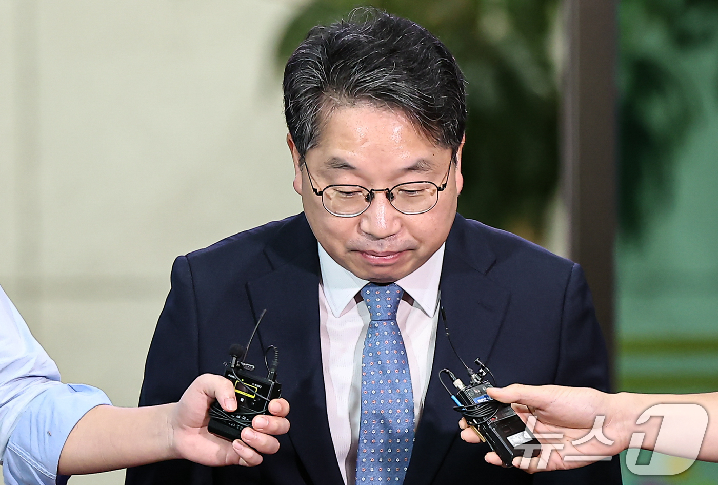 (서울=뉴스1) 김도우 기자 = 노만석 검찰총장 직무대행이 26일 서울 서초구 대검찰청에서 퇴근하며 검찰청 폐지를 골자로 하는 정부조직법 개정안 국회 본회의 통과에 대한 입장을 밝 …