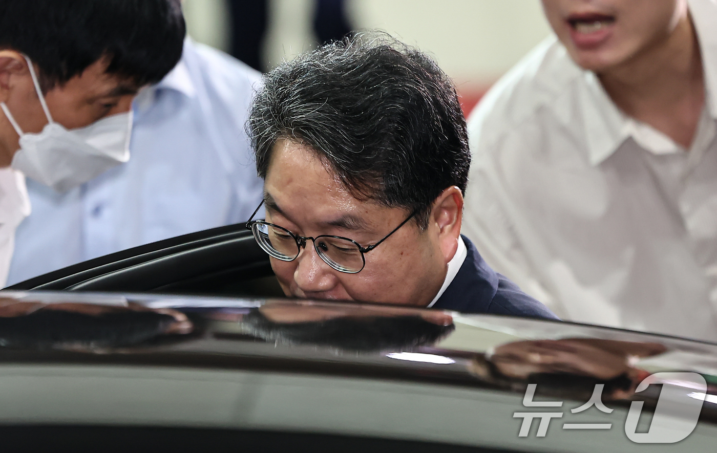 (서울=뉴스1) 김도우 기자 = 노만석 검찰총장 직무대행이 26일 서울 서초구 대검찰청에서 퇴근하며 검찰청 폐지를 골자로 하는 정부조직법 개정안 국회 본회의 통과에 대한 입장을 밝 …