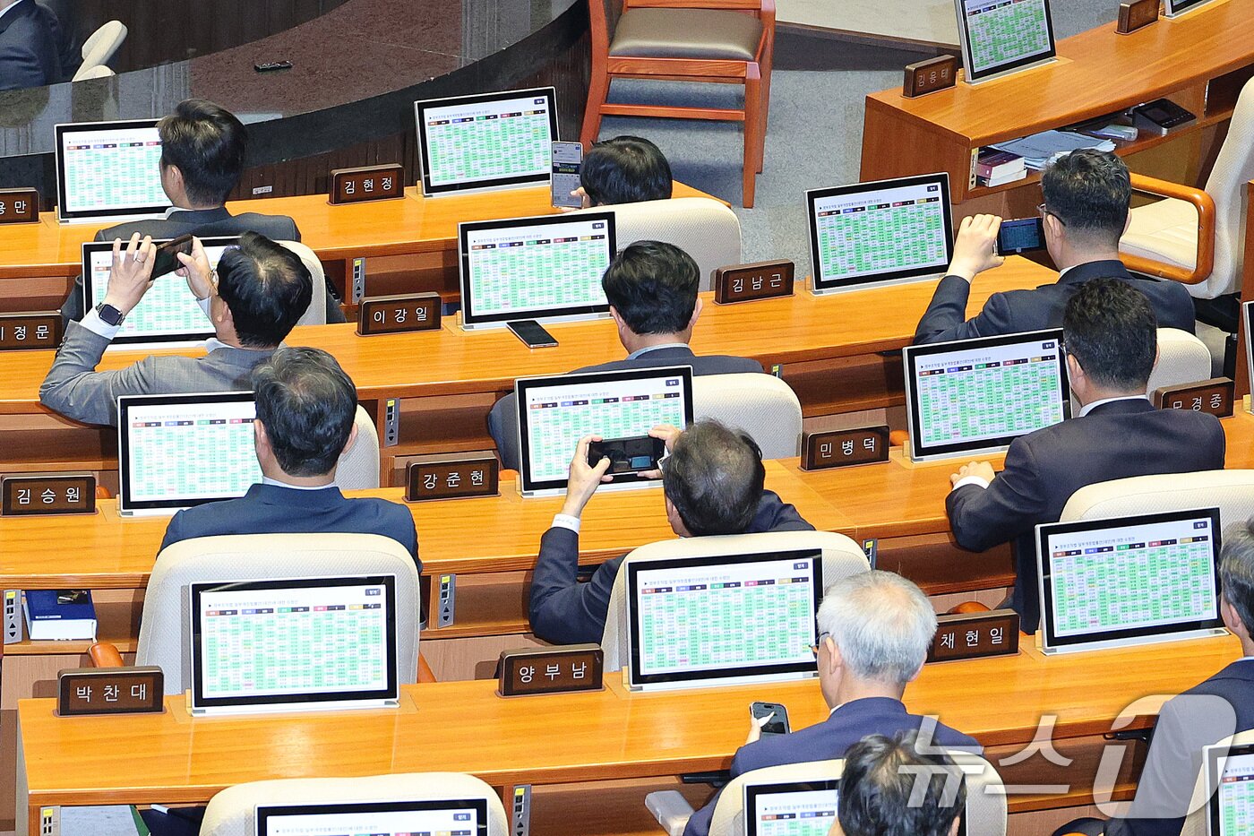 본문 이미지 - 26일 서울 여의도 국회에서 열린 제429회국회&#40;정기회&#41; 9차 본회의에서 검찰청 폐지를 골자로 한 정부조직법 개정안이 통과되자 의원들이 스마트폰으로 사진을 남기고 있다. 2025.9.26/뉴스1 ⓒ News1 신웅수 기자