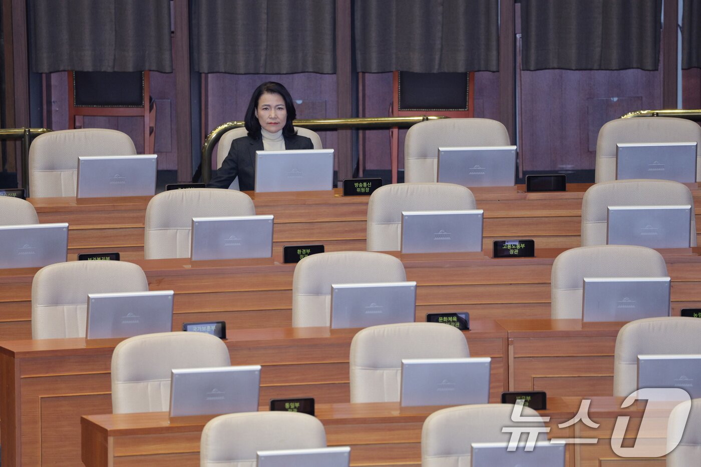 본문 이미지 - 이진숙 방송통신위원장이 26일 서울 여의도 국회에서 열린 제429회 국회(정기회) 9차 본회의에서 방송미디어통신위원회의 설치 및 운영에 관한 법률안(대안)에 대한 최형두 국민의힘 의원의 무제한 토론(필리버스터)을 듣고 있다. 2025.9.26/뉴스1 ⓒ News1 신웅수 기자