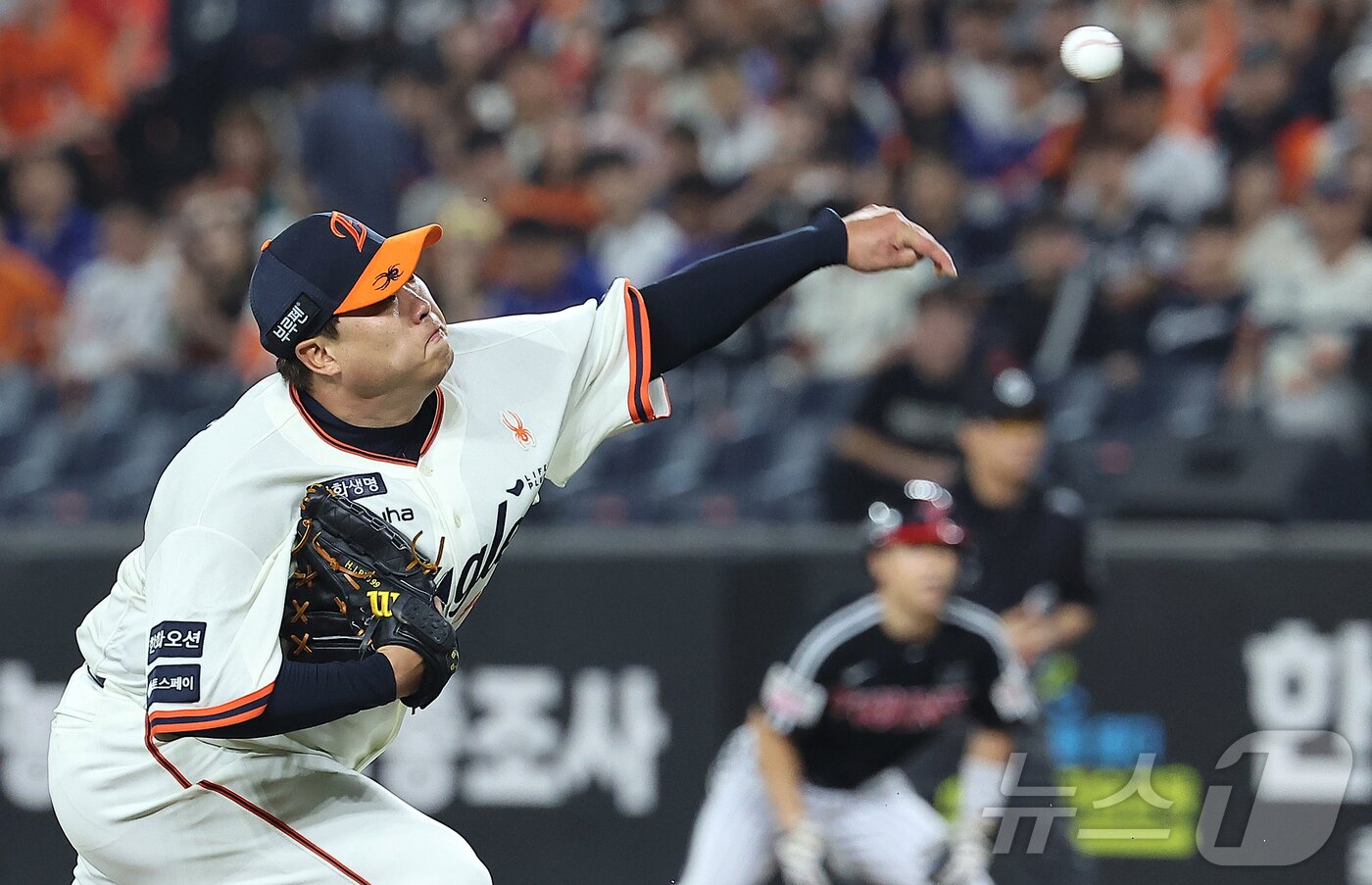 본문 이미지 - 26일 오후 대전 한화생명 볼파크에서 열린 프로야구 '2025 신한 SOL뱅크 KBO 리그' LG 트윈스와 한화 이글스의 경기, 한화 류현진이 5회초 힘차게 공을 던지고 있다. 2025.9.26/뉴스1 ⓒ News1 김진환 기자