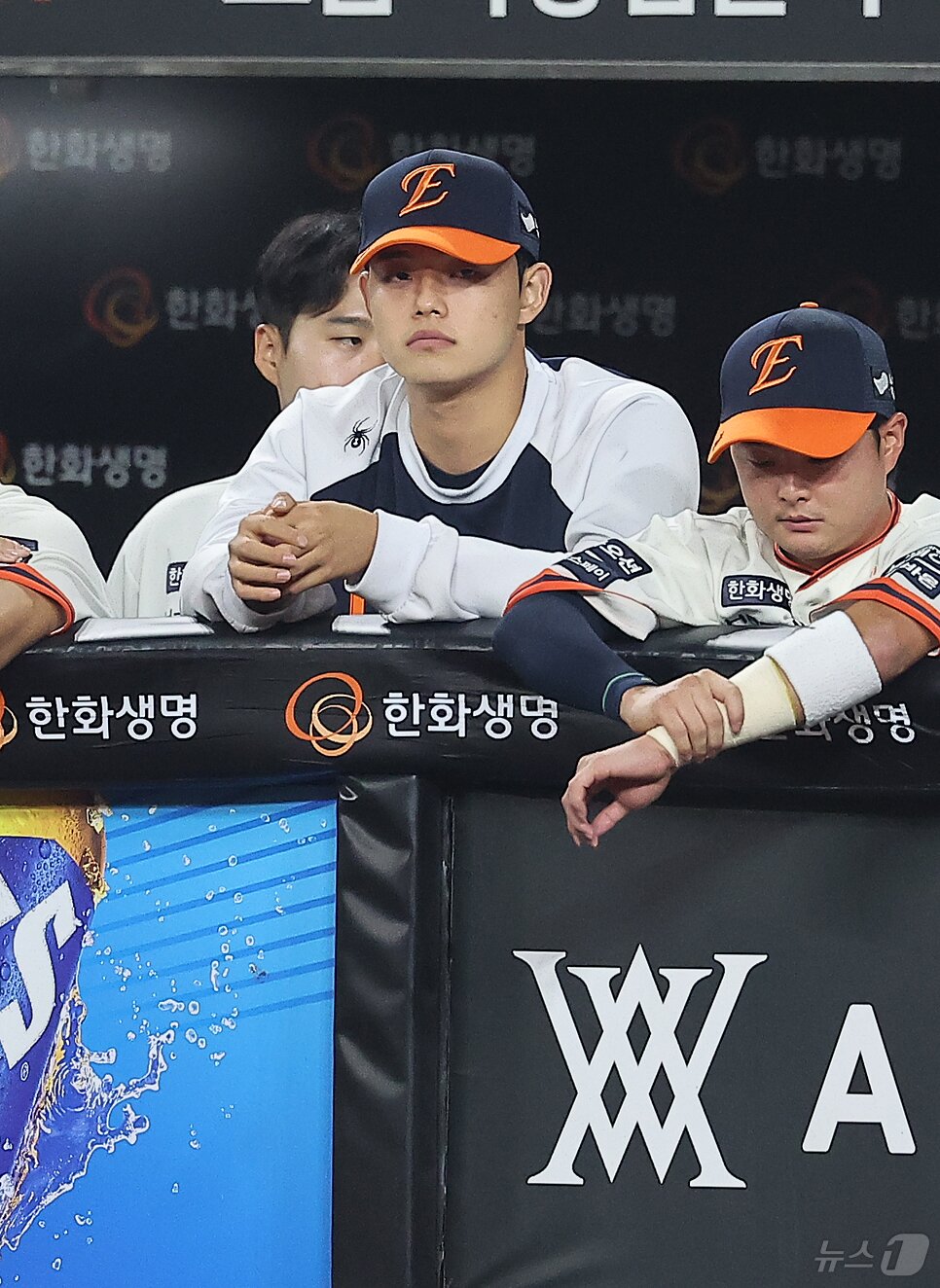 본문 이미지 - 26일 오후 대전 한화생명 볼파크에서 열린 프로야구 &#39;2025 신한 SOL뱅크 KBO 리그&#39; LG 트윈스와 한화 이글스의 경기, 한화 문동주가 더그아웃에서 경기를 지켜보고 있다. 2025.9.26/뉴스1 ⓒ News1 김진환 기자