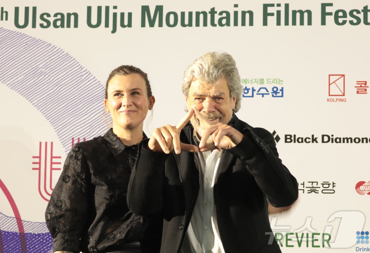 본문 이미지 - 세계적인 산악인 라인홀트 메스너가 26일 울산 울주군 영남알프스 복합웰컴센터에서 열린 &#39;제10회 울산울주세계산악영화제 개막식&#39; 그린카펫 행사에 참석해 포즈를 취하고 있다. 2025.9.26/뉴스1 ⓒ News1 박정현 기자