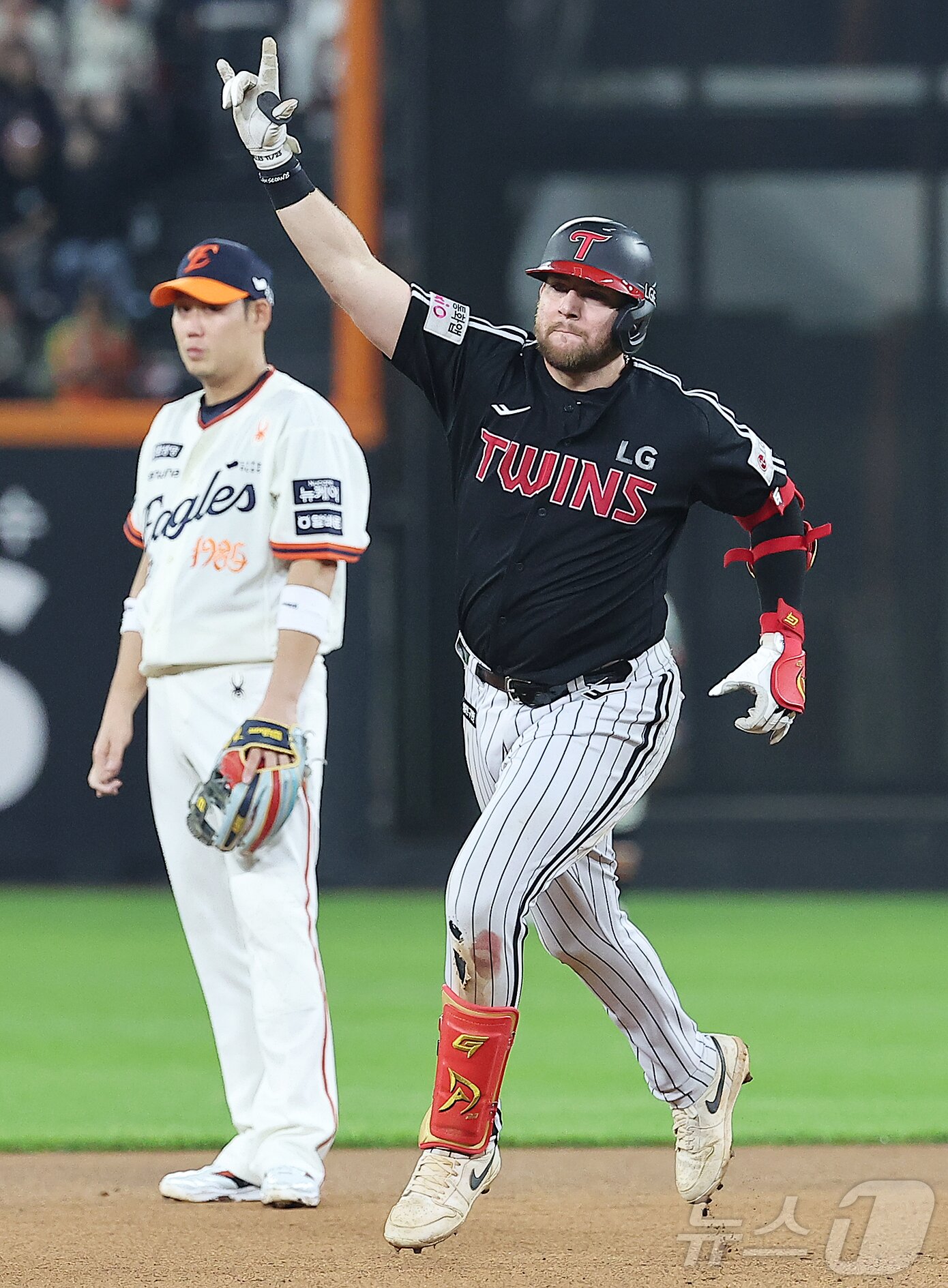 본문 이미지 - 26일 오후 대전 한화생명 볼파크에서 열린 프로야구 '2025 신한 SOL뱅크 KBO 리그' LG 트윈스와 한화 이글스의 경기, LG 오스틴이 6회초 1사 솔로홈런을 친 뒤 환호하고 있다. 2025.9.26/뉴스1 ⓒ News1 김진환 기자