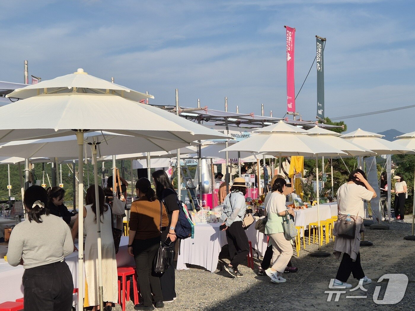 본문 이미지 -  관람객들이 26일 영남알프스 복합웰컴센터에서 열린 &#39;제10회 울산울주세계산악영화제 문화공간 FOR:REST&#39;에서 물건을 고르고 있다. 2025.9.26/뉴스1 ⓒ News1 박정현 기자