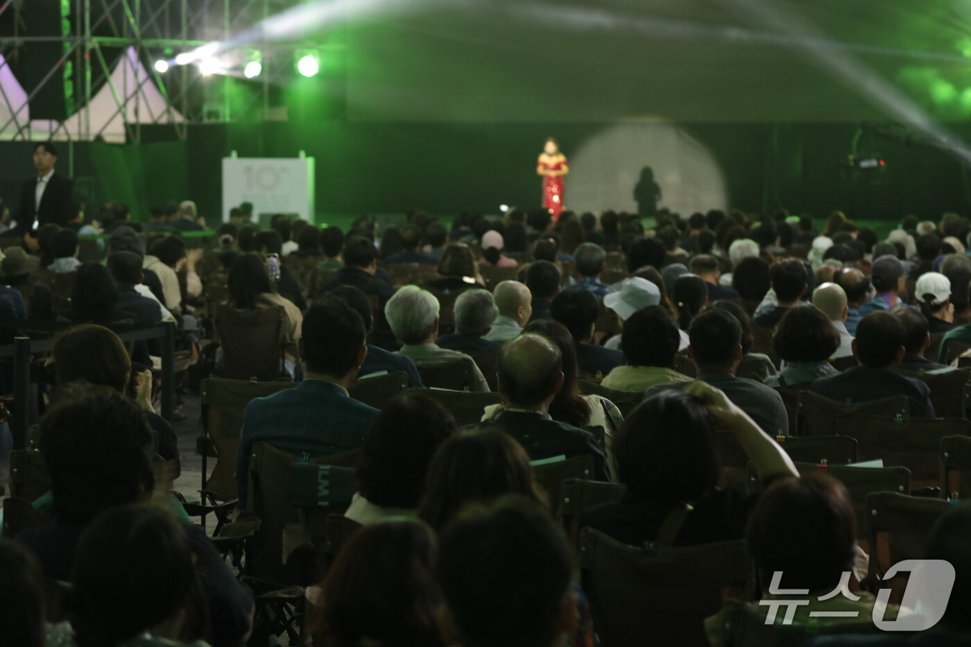 본문 이미지 - 관람객들이 26일 영남알프스 복합웰컴센터에서 열린 &#39;제10회 울산울주세계산악영화제 개막식&#39;을 관람하고 있다. 2025.9.26/뉴스1 ⓒ News1 박정현 기자