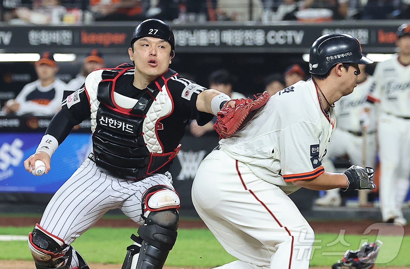 본문 이미지 - 26일 오후 대전 한화생명 볼파크에서 열린 프로야구 '2025 신한 SOL뱅크 KBO 리그' LG 트윈스와 한화 이글스의 경기, 6회말 1사 2,3루 한화 하주석 번트 때 런다운에 걸렸던 3루 주자 노시환이 득점에 성공하고 있다. 2025.9.26/뉴스1 ⓒ News1 김진환 기자