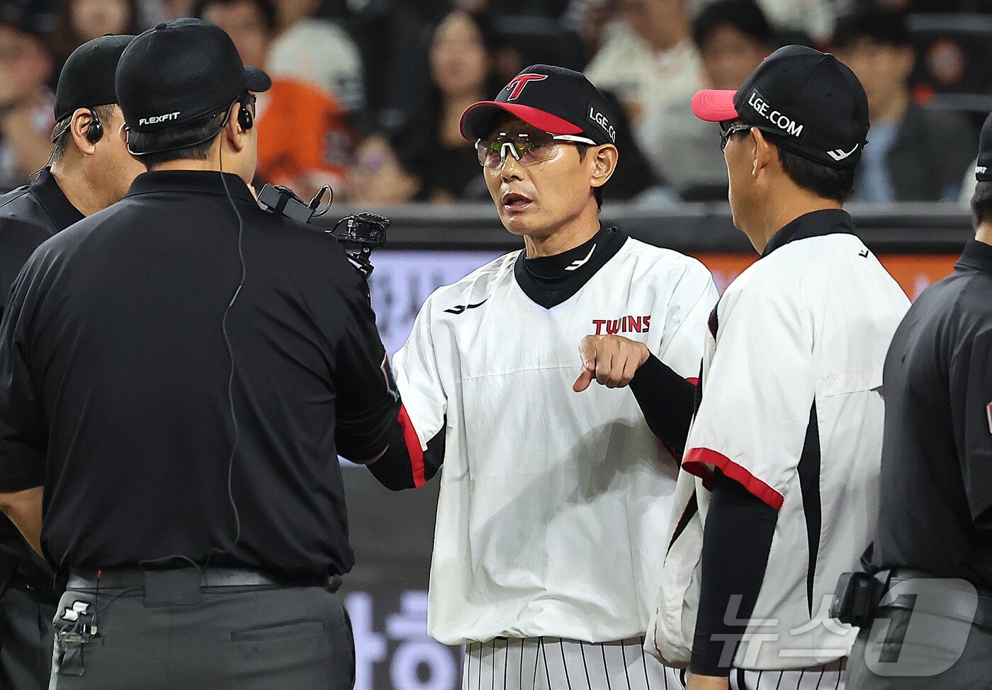 본문 이미지 - 염경염 LG 트윈스 감독(오른쪽에서 두 번째)이 심판 판정에 대해 항의하고 있다. 2025.9.26/뉴스1 ⓒ News1 김진환 기자