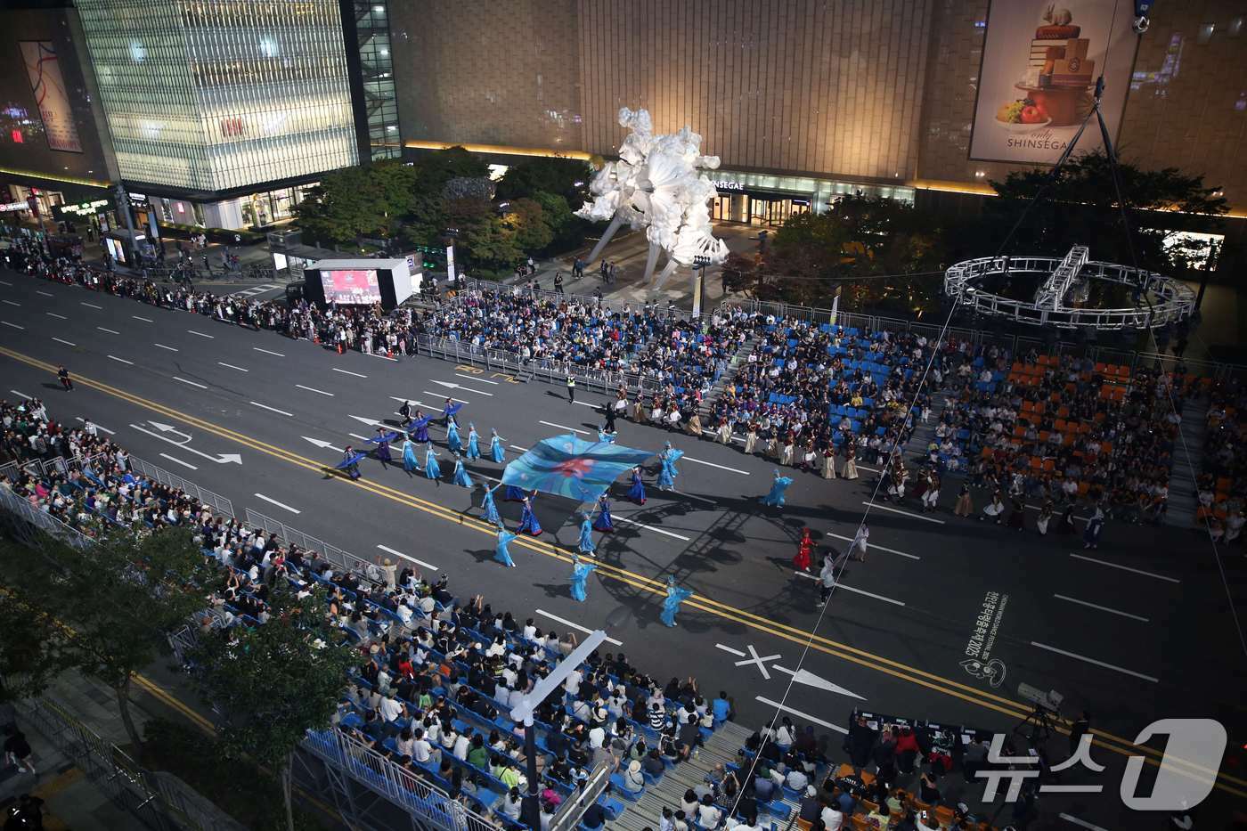 본문 이미지 - 천안터미널 앞 9차선 도로가 거리댄스 퍼레이드 무대로 변신했다. (천안시청 제공. 재판매 및 DB금지)