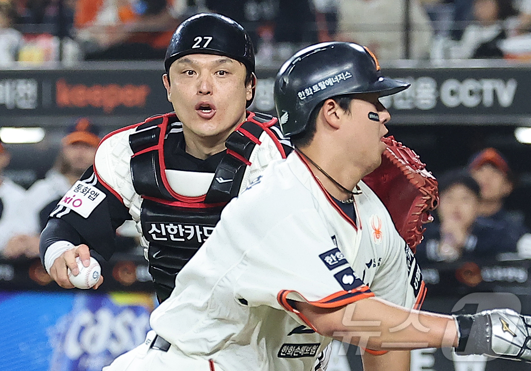 (대전=뉴스1) 김진환 기자 = 26일 오후 대전 한화생명 볼파크에서 열린 프로야구 '2025 신한 SOL뱅크 KBO 리그' LG 트윈스와 한화 이글스의 경기, 7회말 1사 주자 …