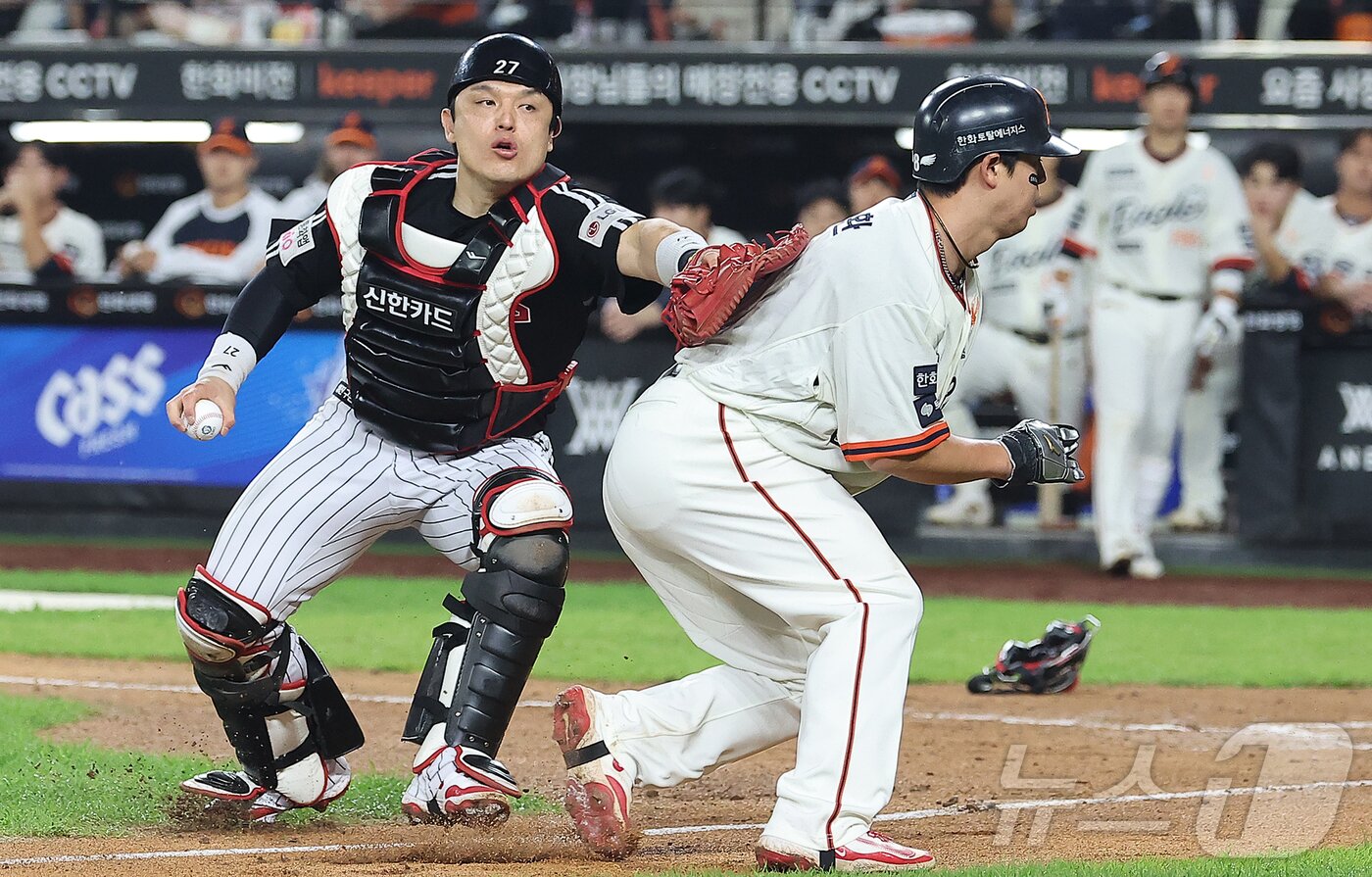 본문 이미지 - 26일 오후 대전 한화생명 볼파크에서 열린 프로야구 &#39;2025 신한 SOL뱅크 KBO 리그&#39; LG 트윈스와 한화 이글스의 경기, 7회말 1사 주자 2,3루 한화 하주석의 번트 때 런다운에 걸렸던 3루 주자 노시환이 LG 박동원이 빈 글러브로 태그하는 바람에 득점에 성공하고 있다. 2025.9.26/뉴스1 ⓒ News1 김진환 기자