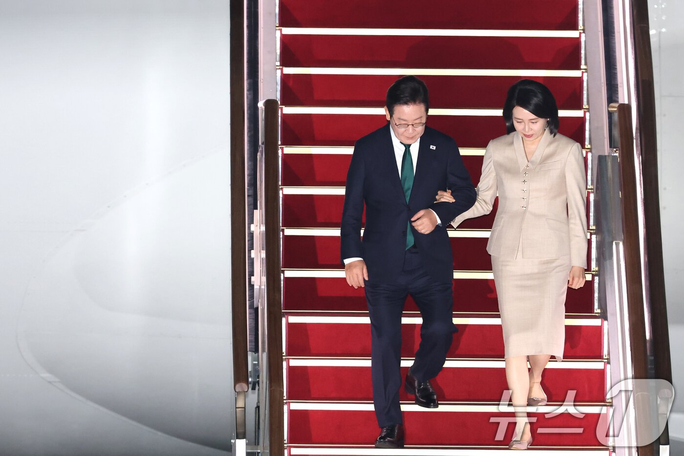 본문 이미지 - 이재명 대통령과 김혜경 여사가 지난 26일 미국 뉴욕 유엔총회 일정을 마치고 경기도 성남 서울공항을 통해 귀국하고 있다. 2025.9.26/뉴스1 ⓒ News1 이광호 기자