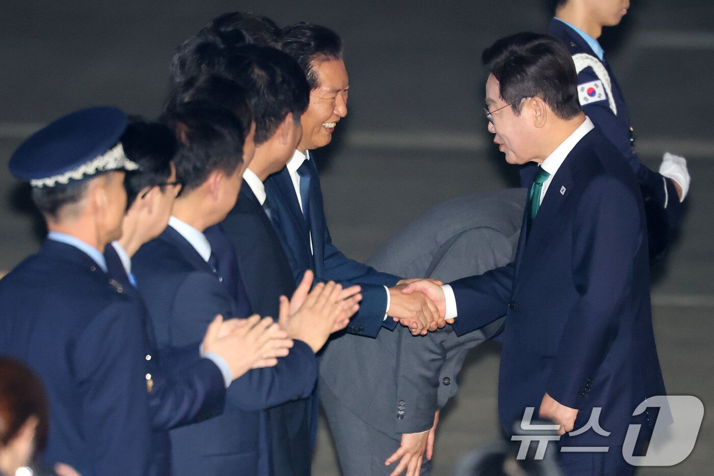 본문 이미지 - 이재명 대통령이 26일 미국 뉴욕 유엔총회 일정을 마치고 경기도 성남 서울공항을 통해 귀국해 환영나온 정청래 더불어민주당 대표와 악수하고 있다. 2025.9.26/뉴스1 ⓒ News1 이광호 기자