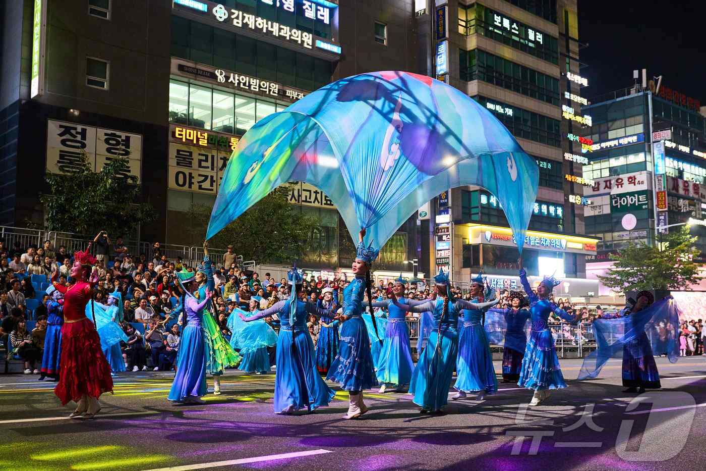 본문 이미지 - 26일 천안터미널 앞 도로에서 열린 '천안흥타령춤축제' 거리댄스 퍼레이드에서 부랴티아 공화국 참가팀이 공연하고 있다. (천안시청 제공. 재판매 및 DB금지) 2025.9.26/뉴스1