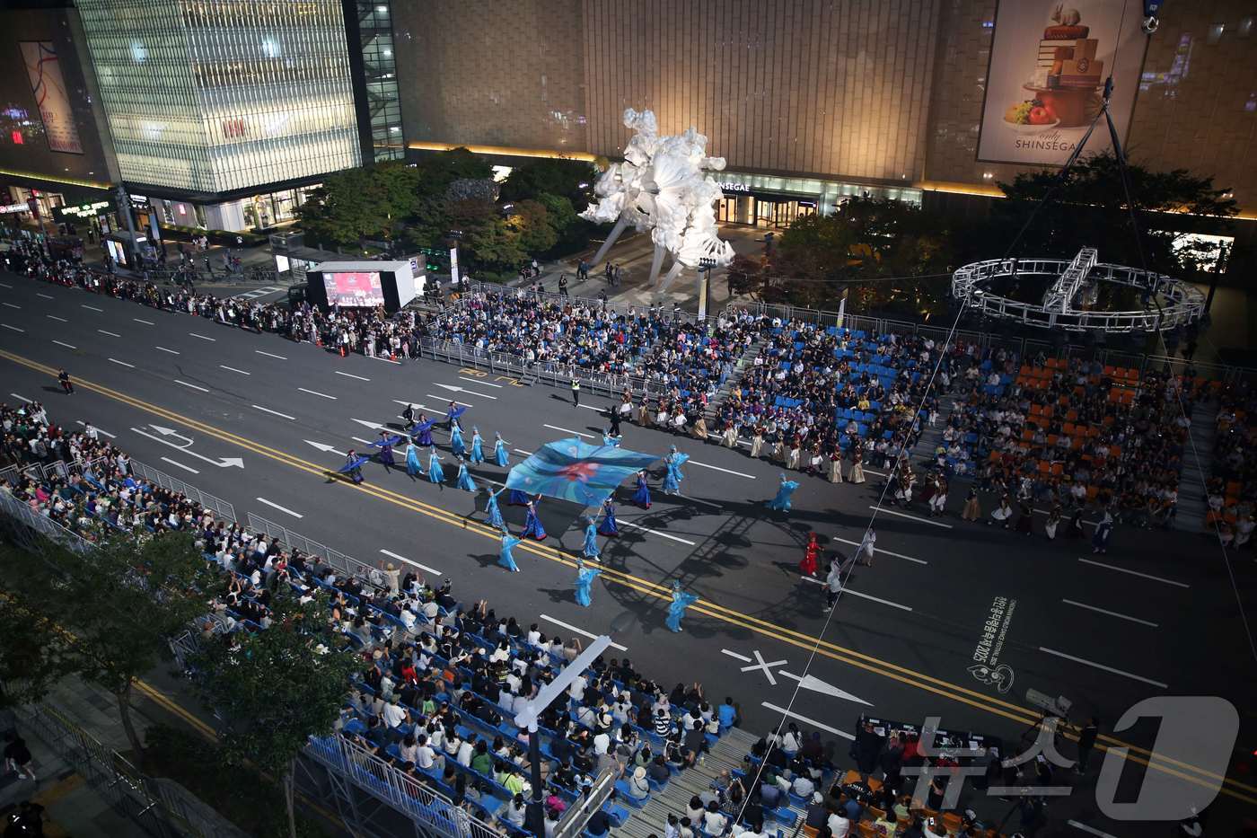 (천안=뉴스1) 이시우 기자 = 26일 천안터미널 '천안흥타령춤축제' 거리댄스 퍼레이드 진행됐다.9차선 도로 550m 구간이 거대한 콘서트장으로 변신해 2000여명의 시민들이 세계 …