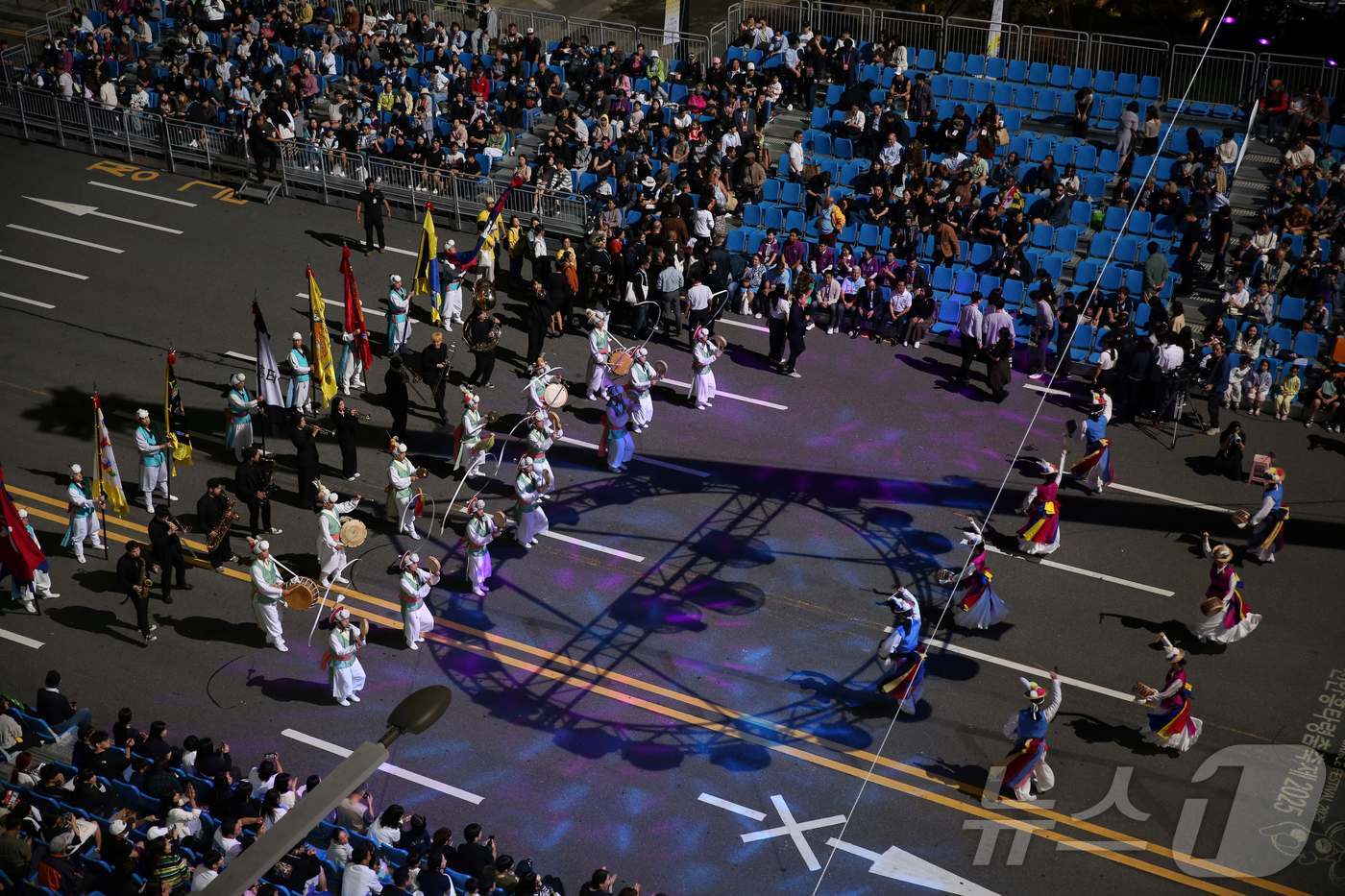 (천안=뉴스1) 이시우 기자 = 26일 천안터미널 '천안흥타령춤축제' 거리댄스 퍼레이드 진행됐다. 9차선 도로 550m 구간이 거대한 콘서트장을 변신해 2000여명의 시민들이 세계 …