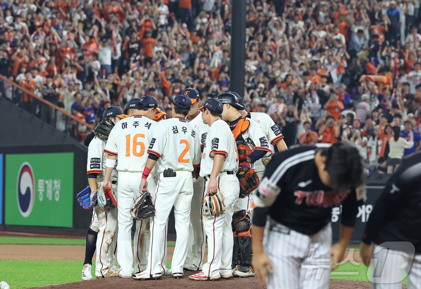 본문 이미지 - 26일 오후 대전 한화생명 볼파크에서 열린 프로야구 &#39;2025 신한 SOL뱅크 KBO 리그&#39; LG 트윈스와 한화 이글스의 경기, 4대1로 승리한 한화 선수들이 기쁨을 나누고 있다. 2025.9.26/뉴스1 ⓒ News1 김진환 기자