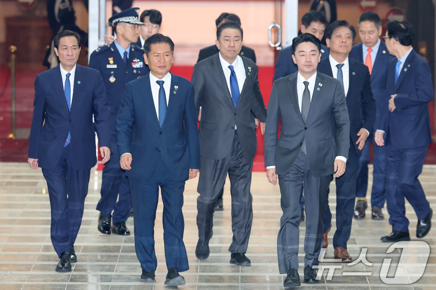 본문 이미지 - 정청래 더불어민주당 대표와 김병기 원내대표, 강훈식 대통령비서실장 등이 지난 26일 유엔총회 일정을 마치고 귀국하는 이재명 대통령을 마중하기 위해 경기도 성남 서울공항에서 이동하고 있다. 2025.9.26/뉴스1 ⓒ News1 이광호 기자