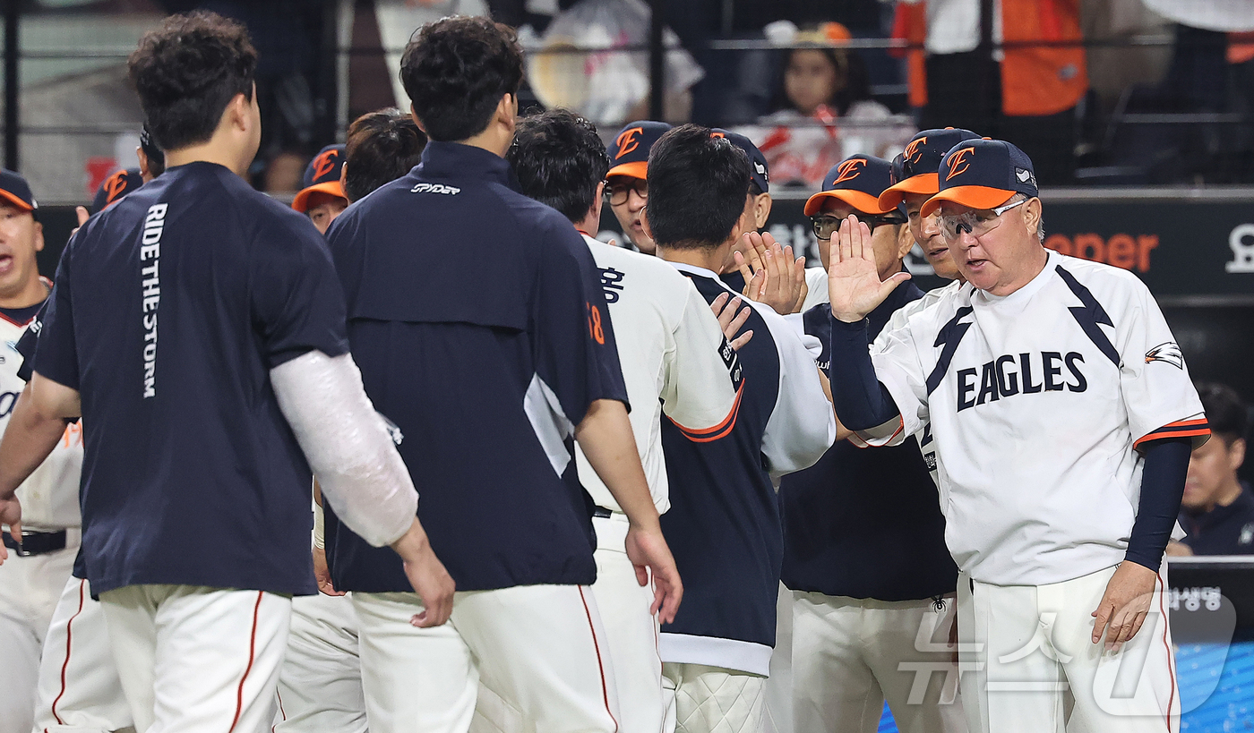 (대전=뉴스1) 김진환 기자 = 26일 오후 대전 한화생명 볼파크에서 열린 프로야구 '2025 신한 SOL뱅크 KBO 리그' LG 트윈스와 한화 이글스의 경기, 4대1로 승리한 한 …