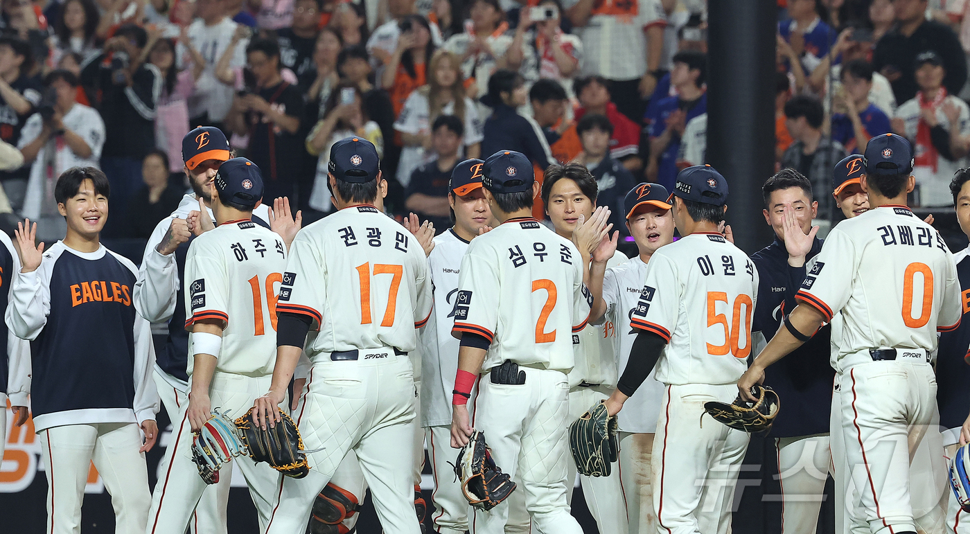 (대전=뉴스1) 김진환 기자 = 26일 오후 대전 한화생명 볼파크에서 열린 프로야구 '2025 신한 SOL뱅크 KBO 리그' LG 트윈스와 한화 이글스의 경기, 4대1로 승리한 한 …