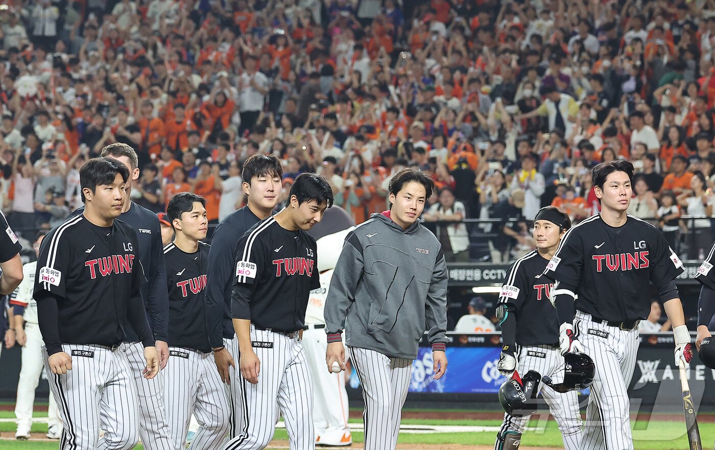 본문 이미지 - 26일 오후 대전 한화생명 볼파크에서 열린 프로야구 &#39;2025 신한 SOL뱅크 KBO 리그&#39; LG 트윈스와 한화 이글스의 경기, 1대4로 역전패 한 LG 선수들이 아쉬운 표정을 지으며 그라운드를 빠져나가고 있다. 2025.9.26/뉴스1 ⓒ News1 김진환 기자