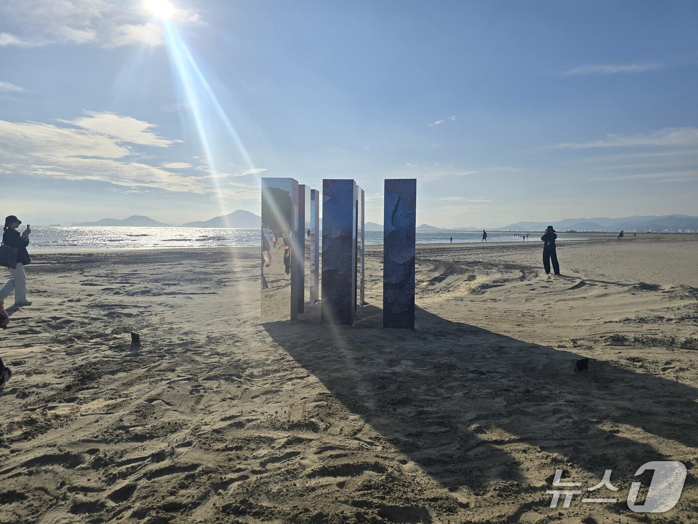 본문 이미지 - 2025바다미술제 전시 전경. ⓒ 뉴스1 김정한 기자